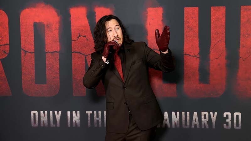 🎯 YouTuber Beats Hollywood