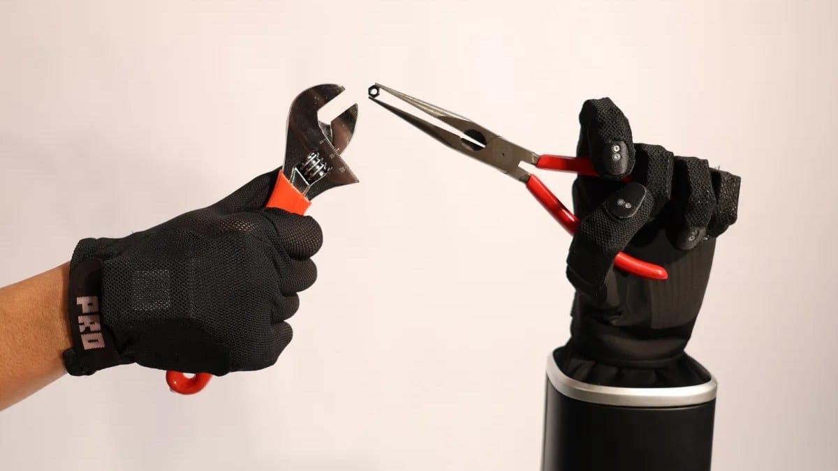 🤖 Tesla Talent Sells Robot Hands