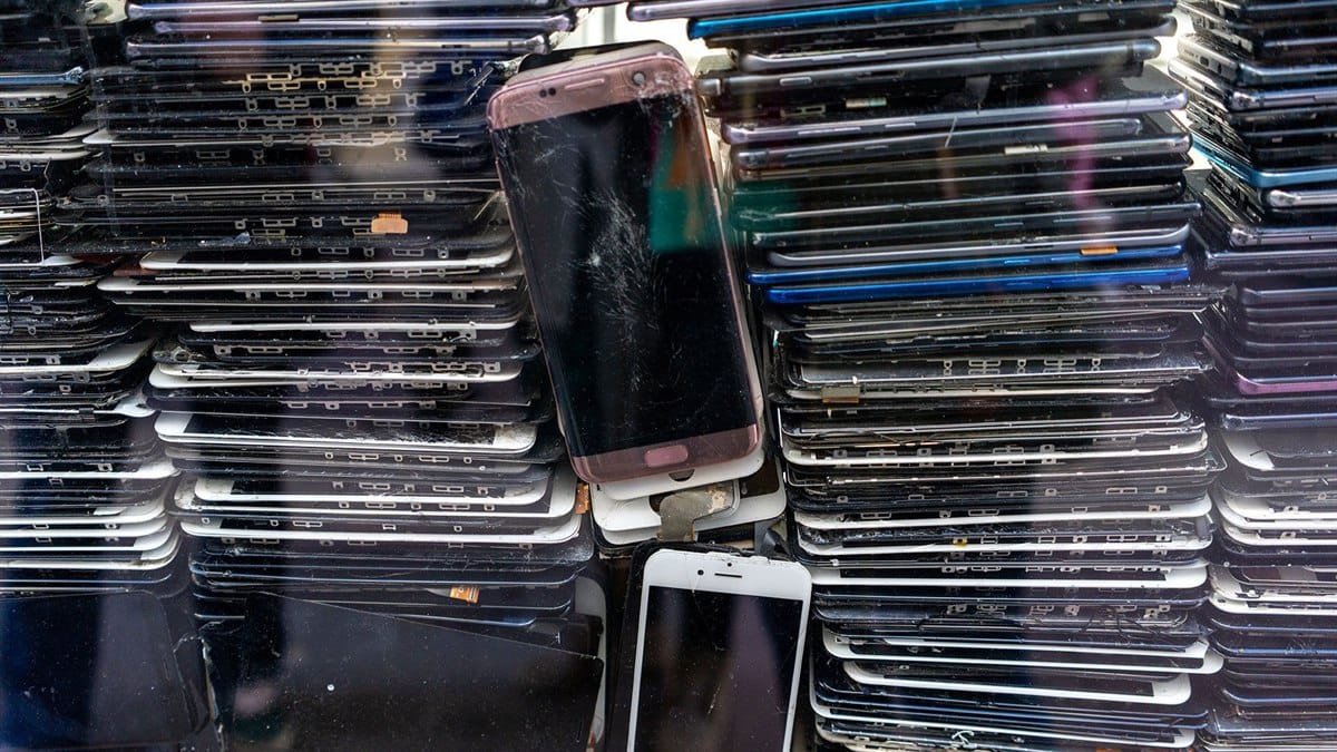 Retired phones clustered into computing platforms
