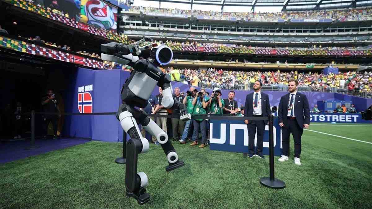 🤖 Atlas Takes Halftime