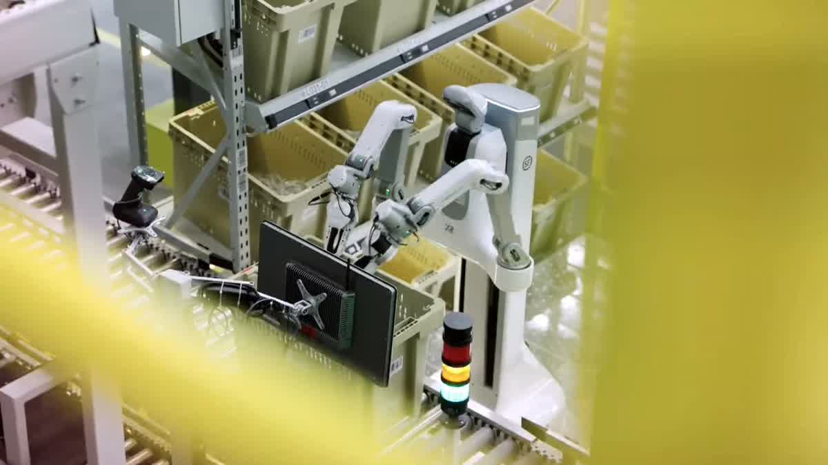 X Square QUANTA X1 Pro warehouse robot