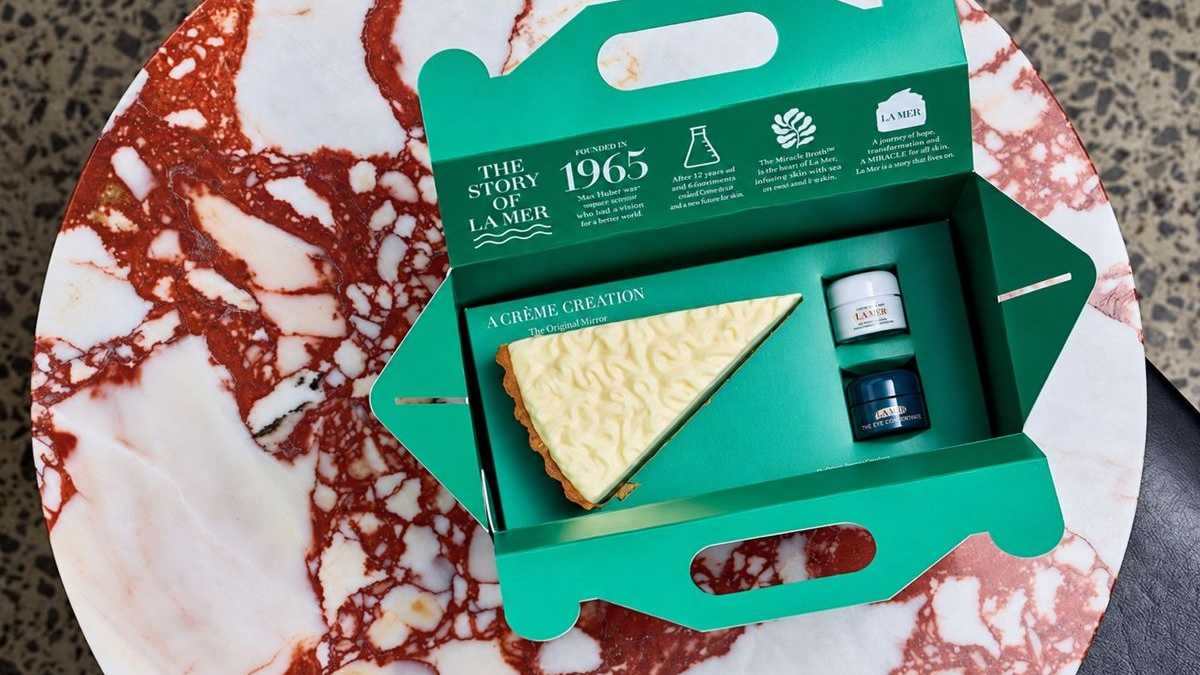 La Mer's Creme Creation takeaway pack with a tart and mini moisturizer